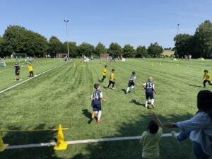 Bambinis trotzen der Hitze: Fußballfest in Happerschoß begeistert Groß und Klein