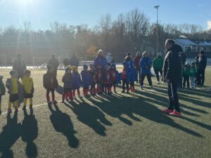 Bambinis trotzen der Kälte und feiern fröhlichen Fußballvormittag