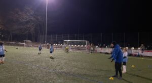 Torfestival unter Flutlicht: U11 des FC  Flying Albatros im Schlagabtausch mit Hellas Troisdorf